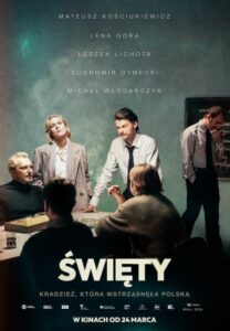 plakat filmu święty, stoi przy stole trzy osoby, kolejne trzy przy nim siedzą jedna pali papierosa